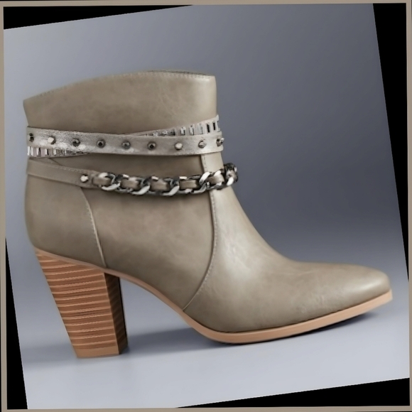 Jennifer Lopez ✦ Black Ankle Boots ✦ Block Heel w/ Leather Straps & Chain Detail - Picture 3 of 14